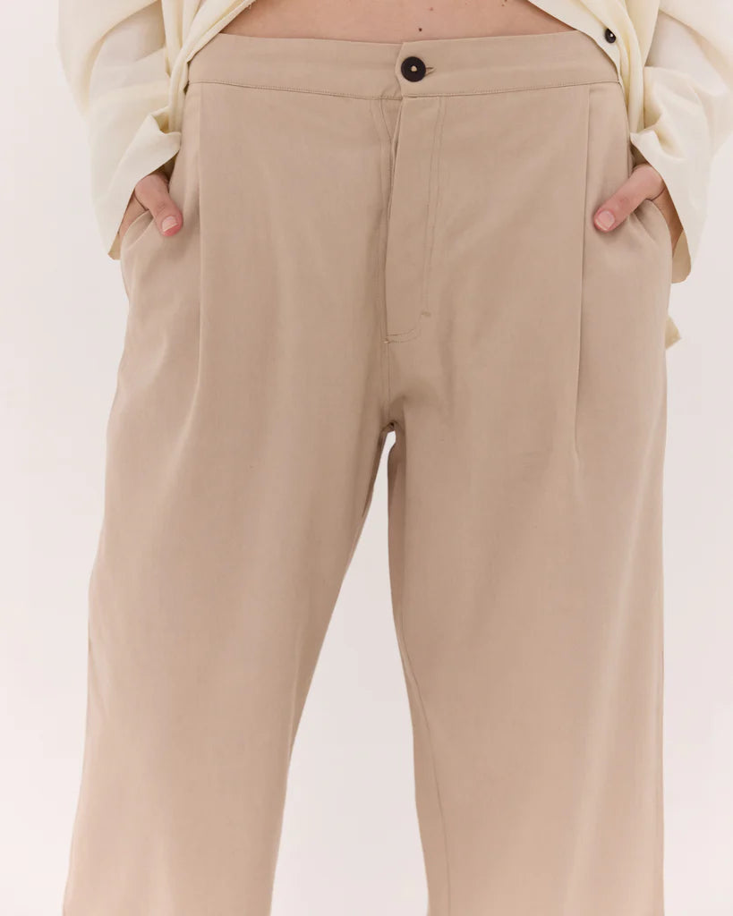 The Relaxed Tailored Pant in Barley