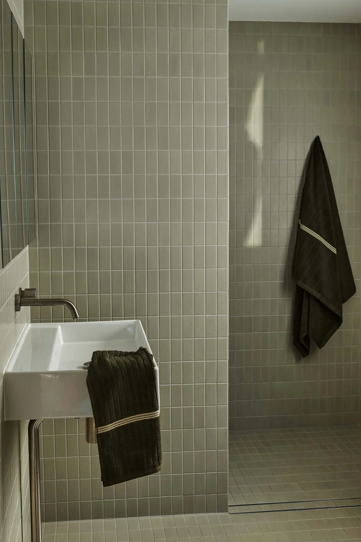 Emerald Hand Towel in Moss