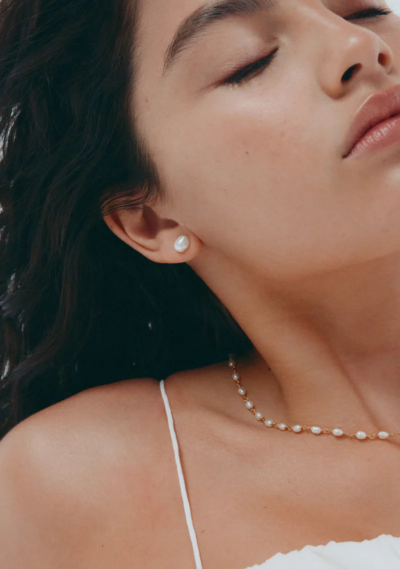The Pearl Keshi Studs in Gold