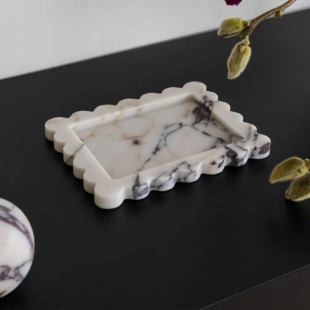 Palazzo Medium Scalloped Tray | Viola Calacatta