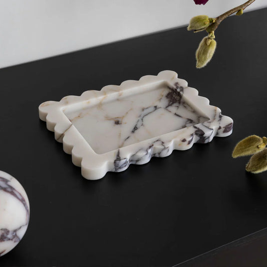 Palazzo Medium Scalloped Tray | Viola Calacatta