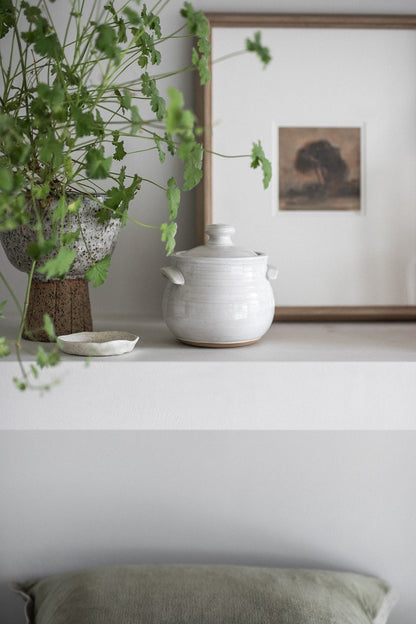 NEW A lovely Ceramic Honey Pot in Snow White