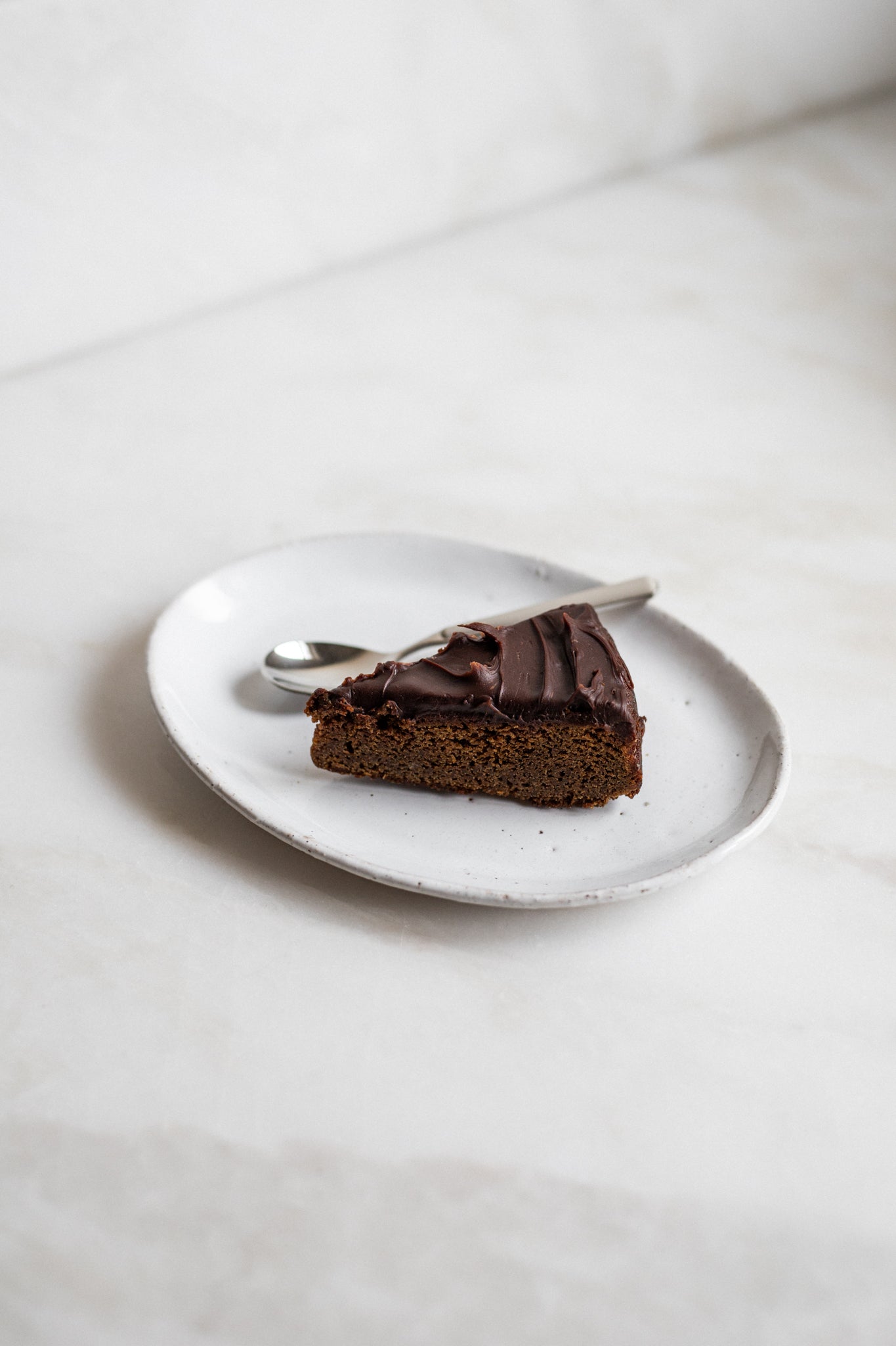 The Oval Cake Plate | French white