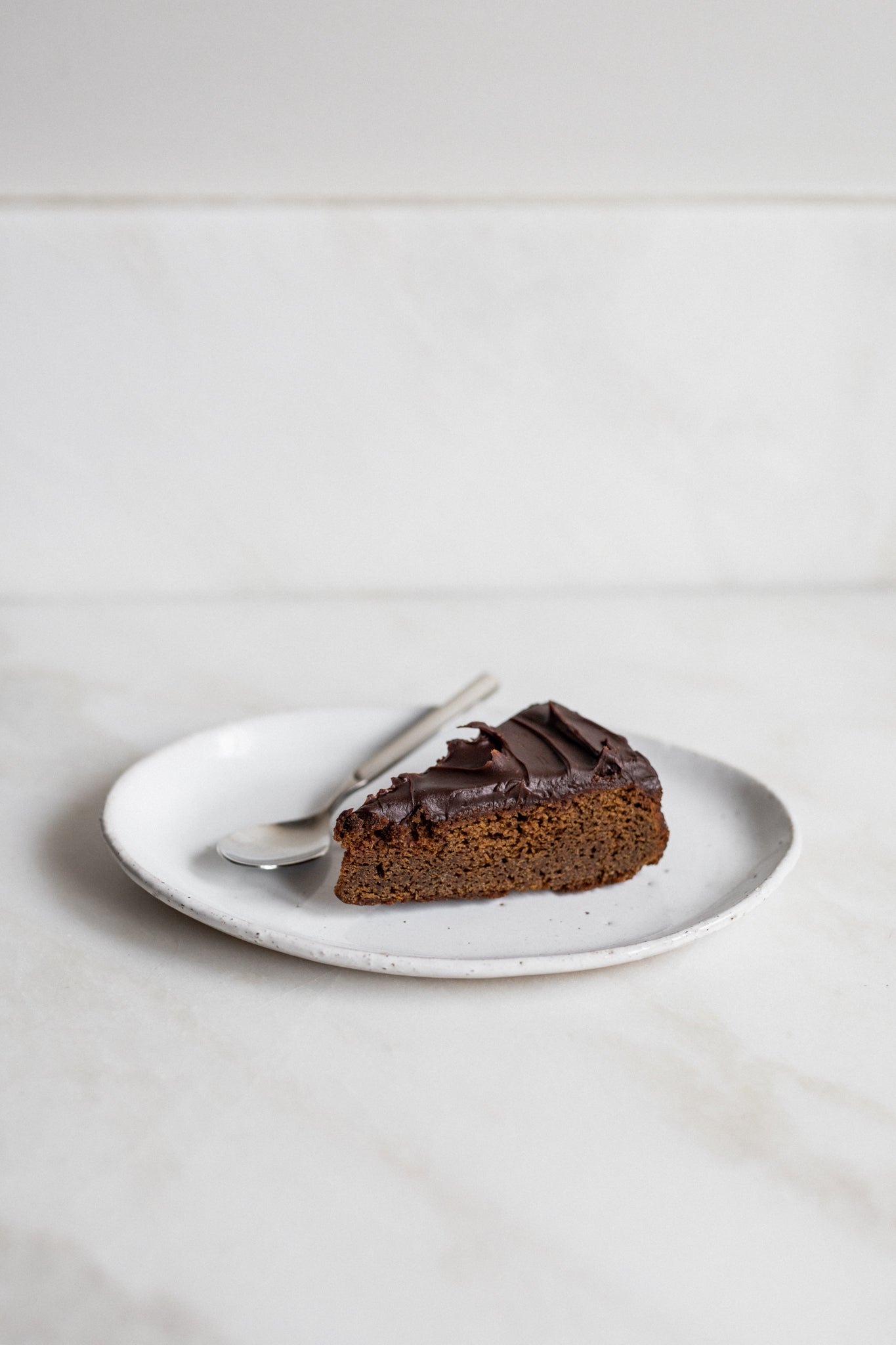The Oval Cake Plate | French white