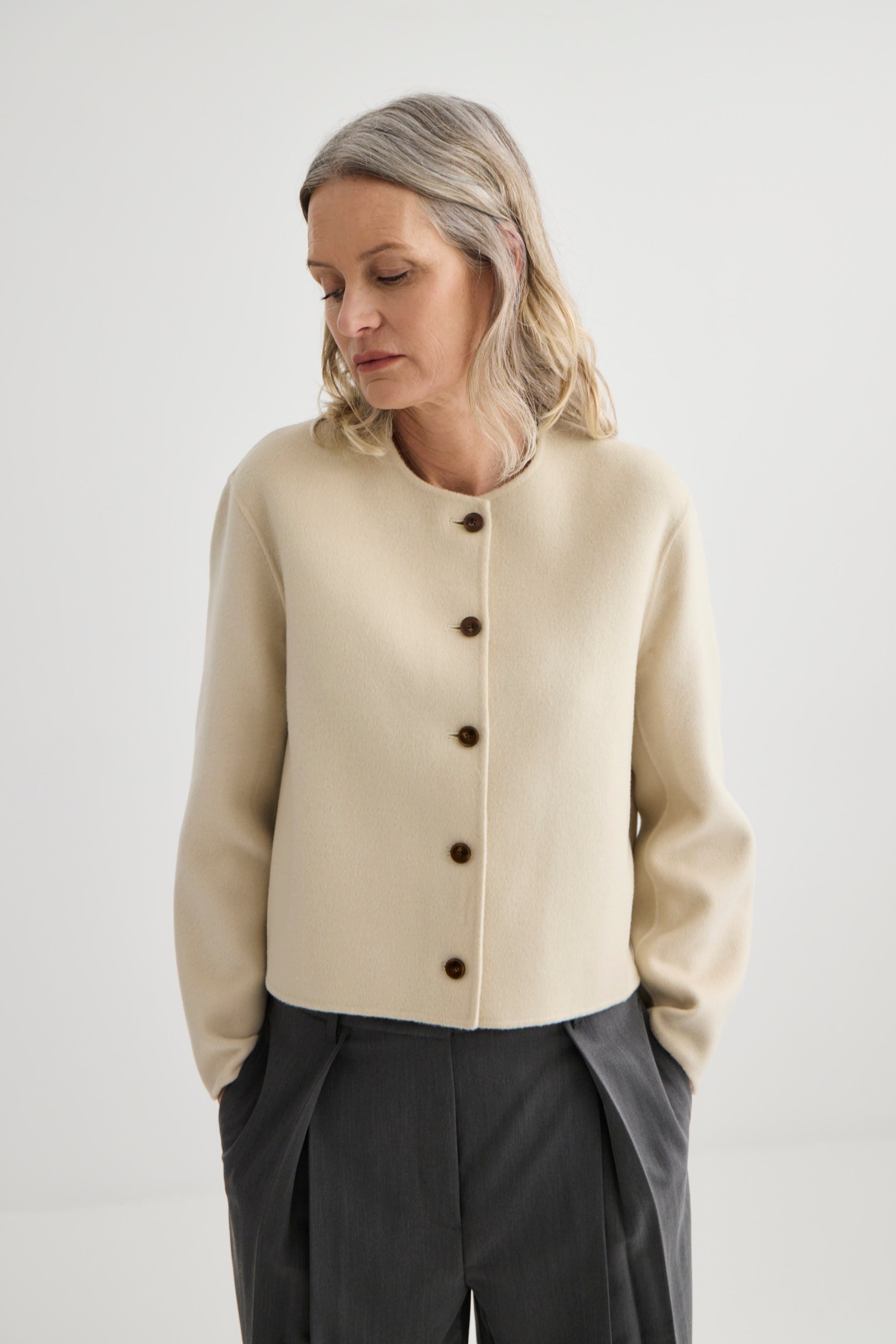Cardi Jacket Ivory - Button detail