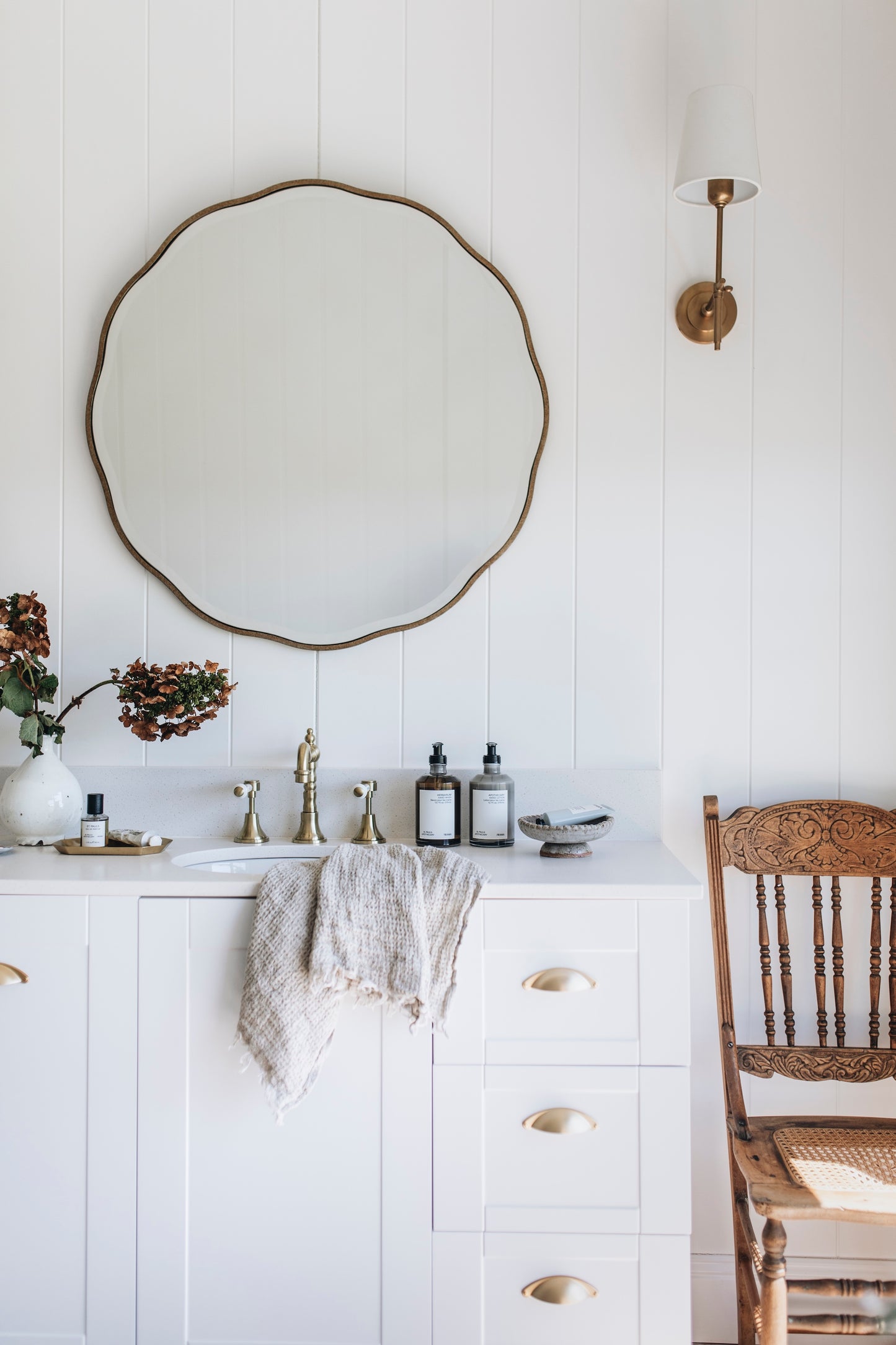 The Round Scallop Mirror in Gold