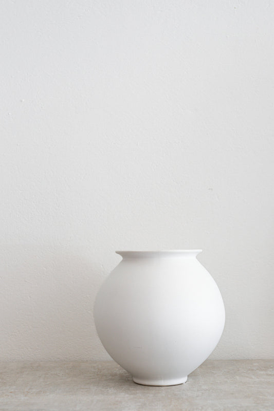 Round Vase in White