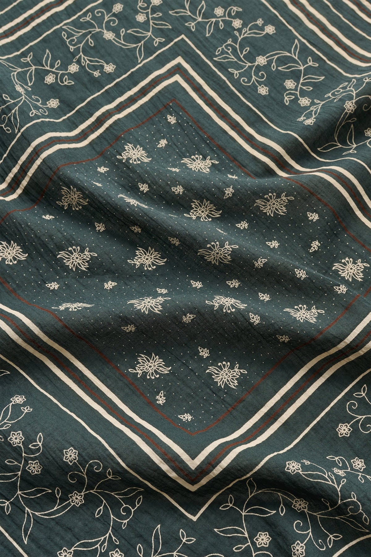 Skall Classic Scarf in Dark Green / Brown